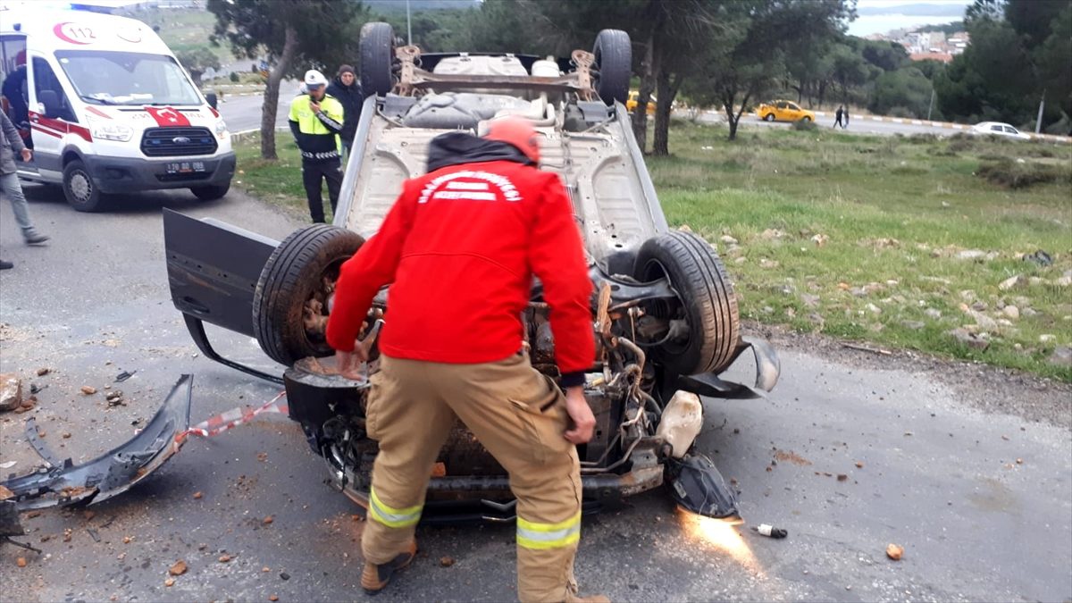 Ayvalık\'ta devrilen otomobilin sürücüsü yaralandı