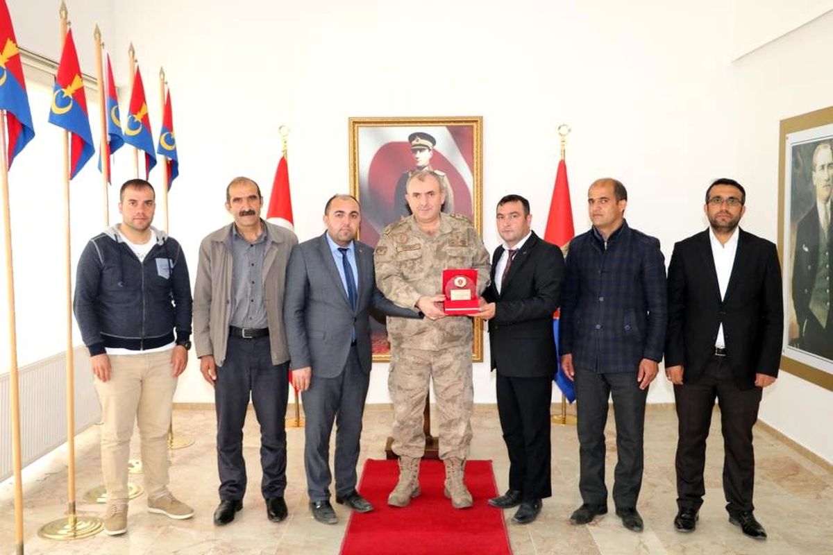 BAŞGAD\'dan Albay Çakmak\'a plaket