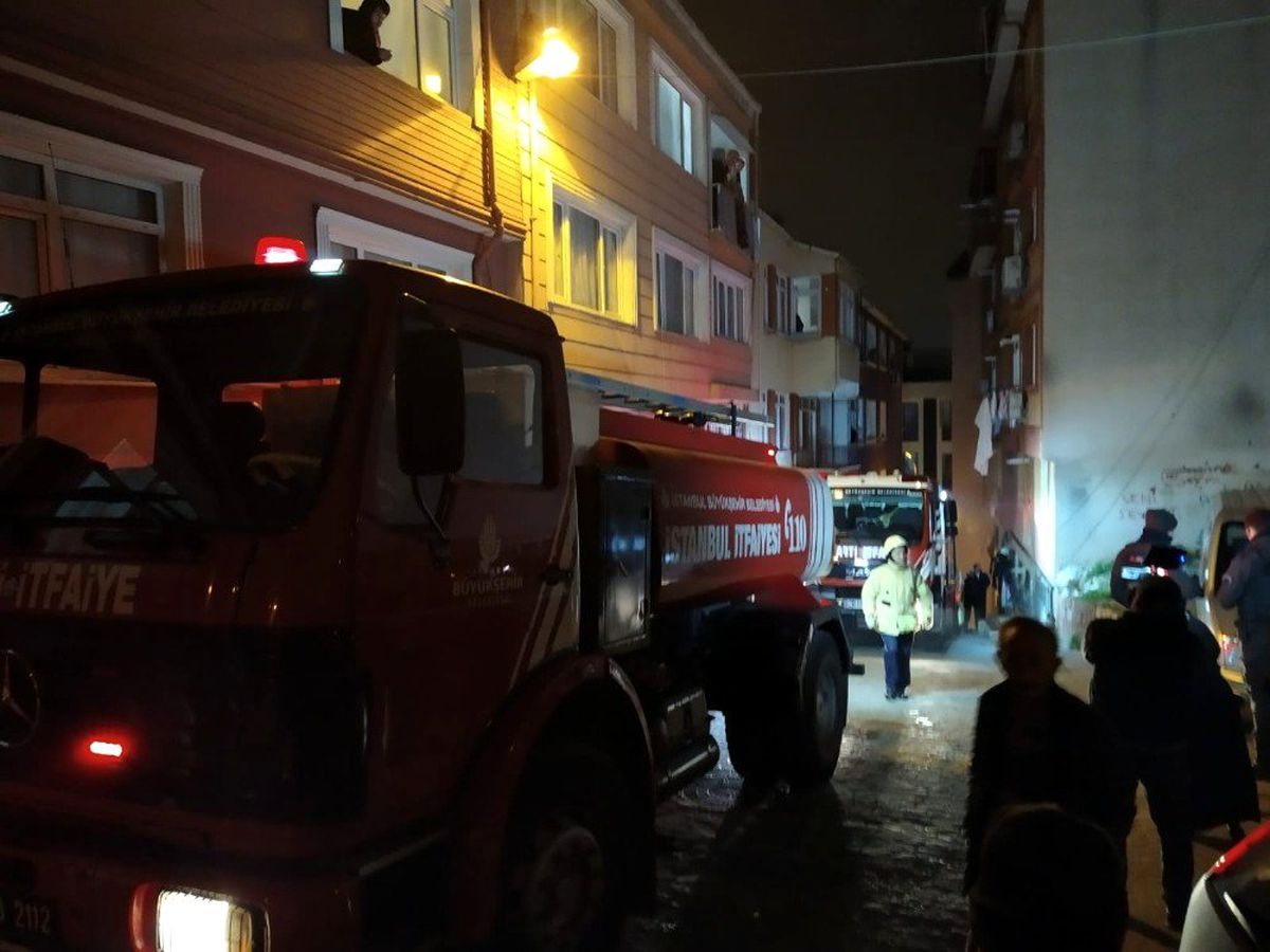 Beyoğlu\'nda bina girişindeki yangın panik oluşturdu