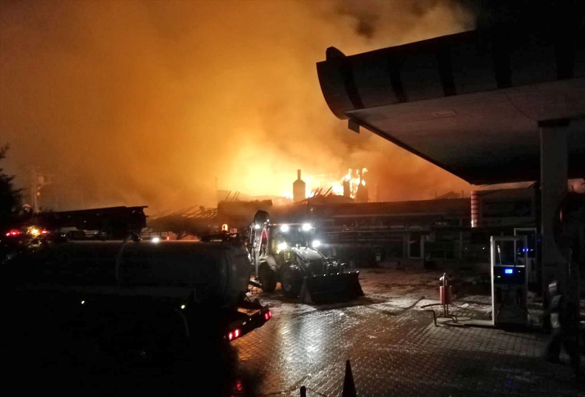 Bilecik\'te benzin istasyonunda çıkan yangına itfaiyeden müdahale