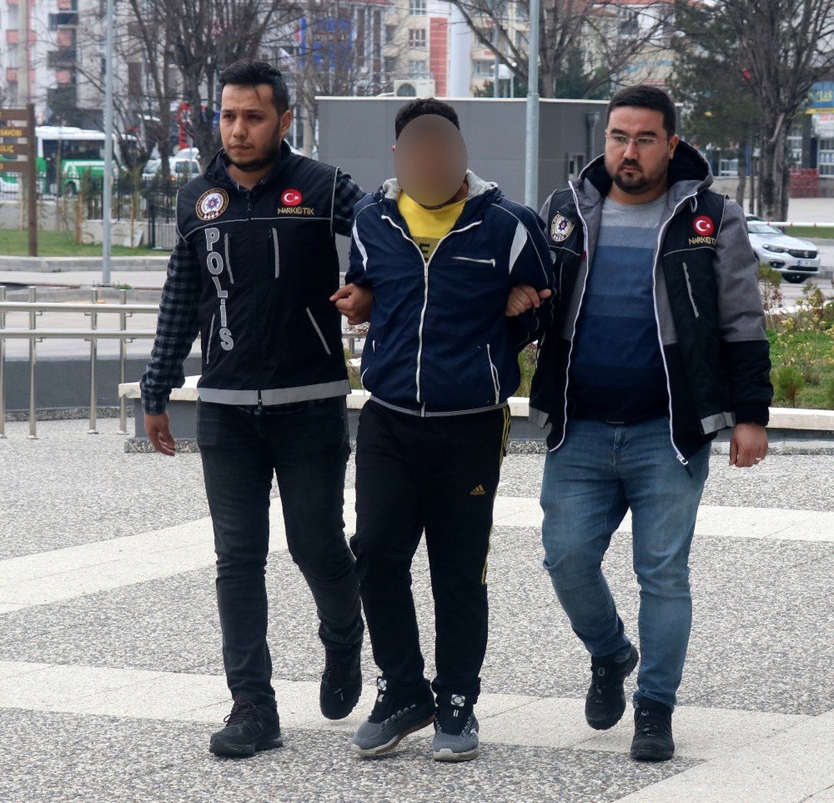 Bolu\'da uyuşturucuyla yakalanan şahıs adliyeye sevk edildi