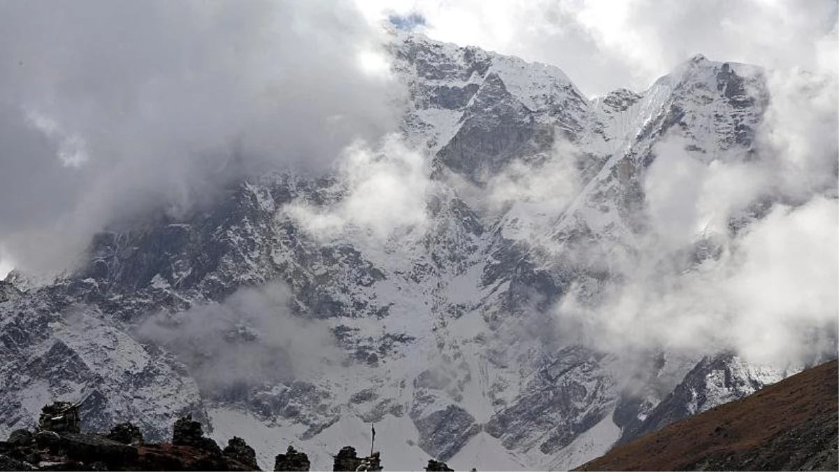 Çavuşoğlu: Everest\'te mahsur kalan iki Türk kurtarıldı