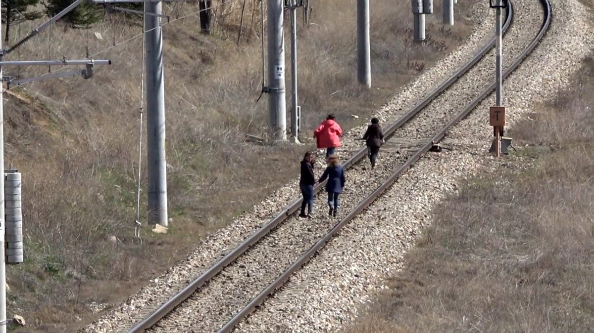 Doğu Ekspresi treni rayında tehlikeli oyun
