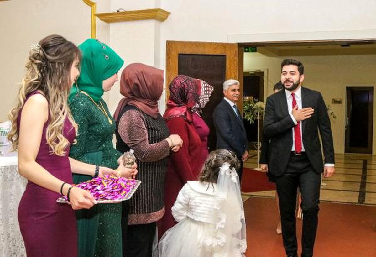 Düğünde \'koronavirüs\' selamlaşması