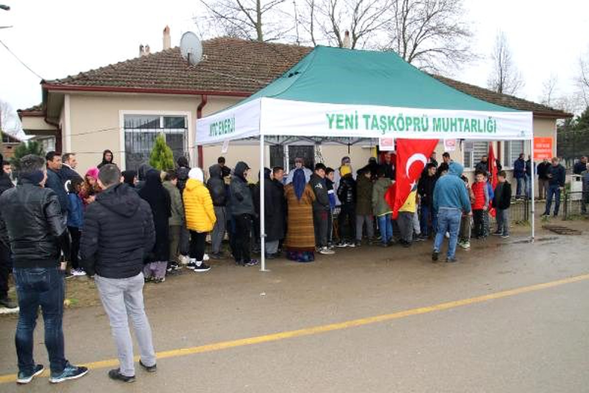 Düzce\'de 1 liralık kolonya kuyruğu