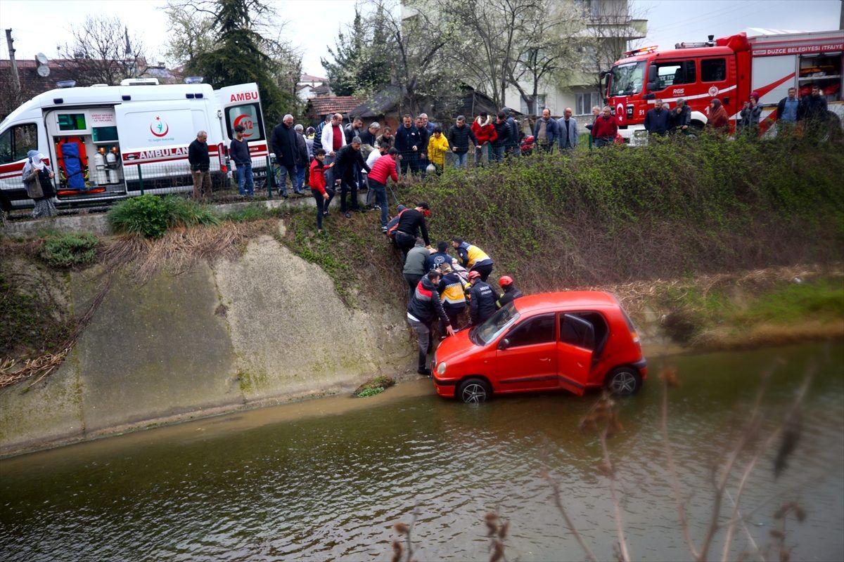 Düzce\'de dere yatağına devrilen otomobildeki 3 kişi yaralandı