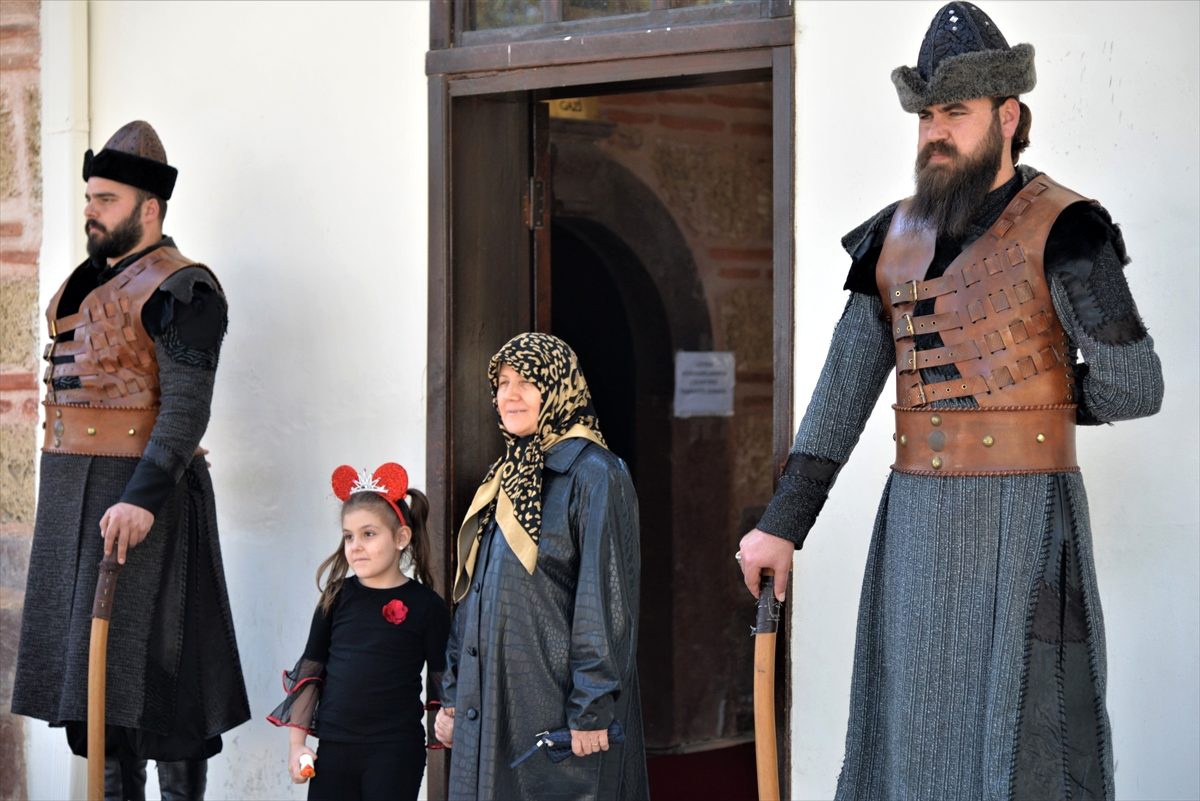 Ertuğrul Gazi Türbesi\'ne gelen ziyaretçiler Mehmetçik için dua etti