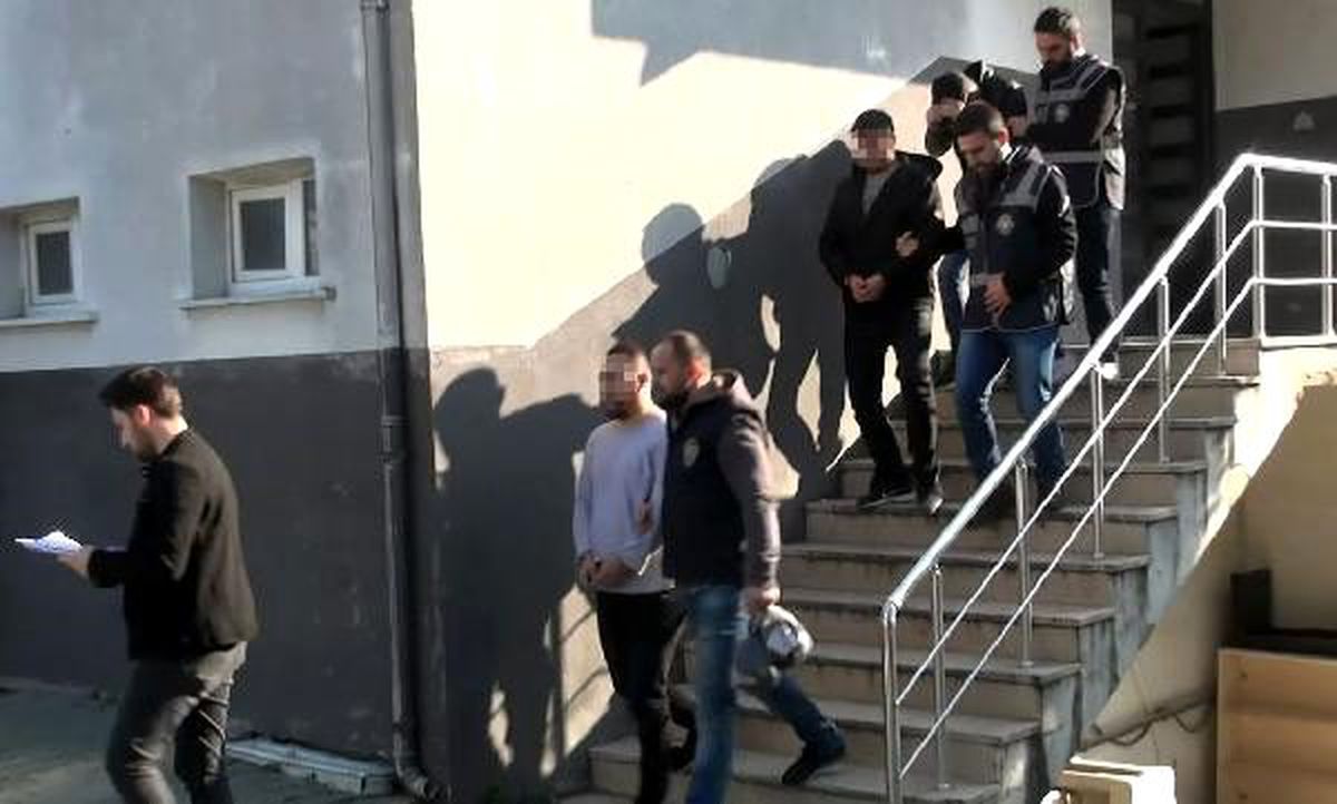 Esenyurt\'ta kendilerini \'Polis\' olarak tanıtan gasp şüphelileri yakalandı