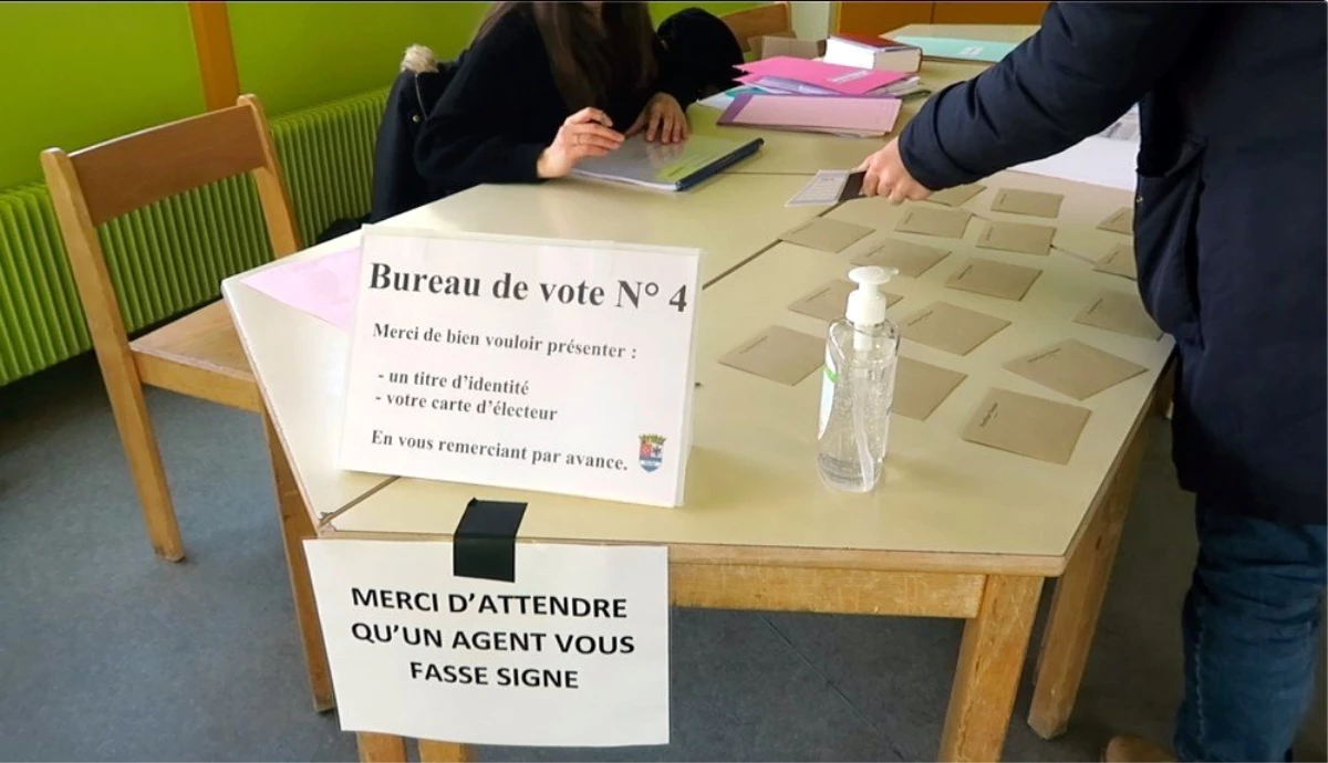 Fransa\'da korona salgınının gölgesinde yerel seçimler yapılıyor