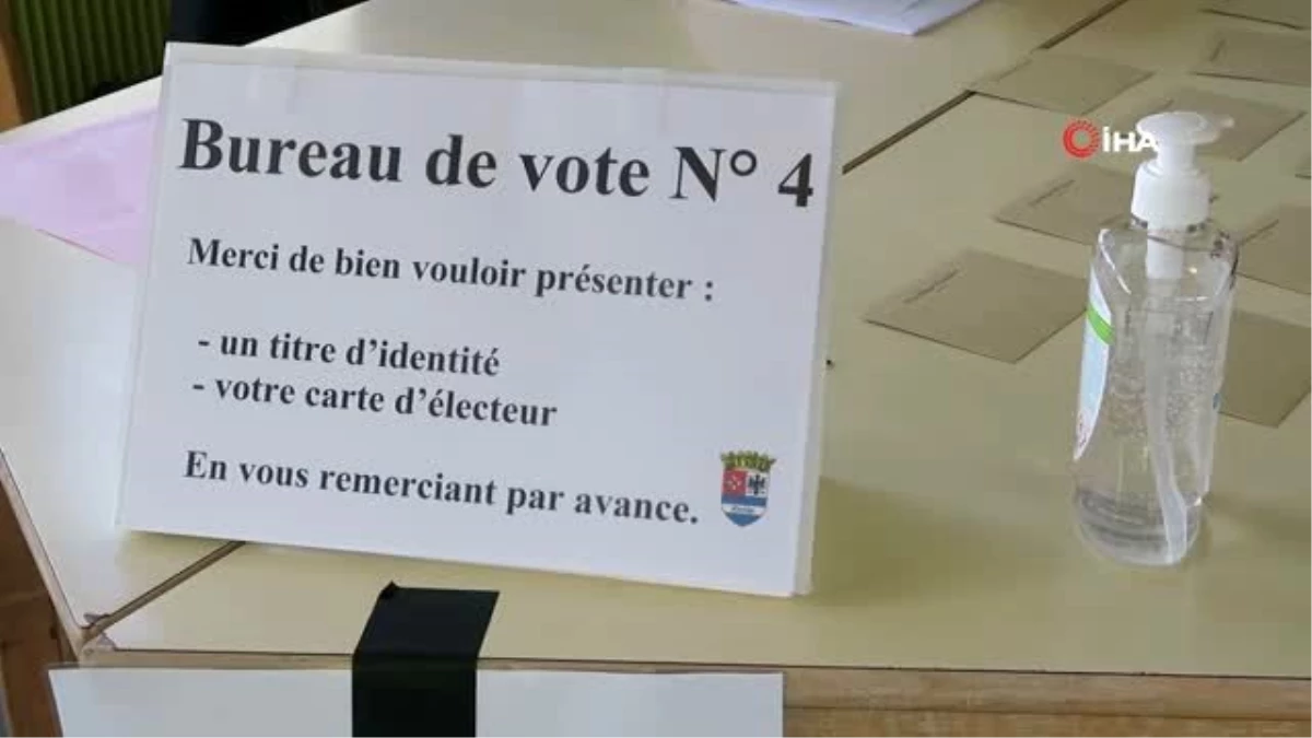 Fransa\'da korona salgınının gölgesinde yerel seçimler yapılıyorSeçim merkezinde el...