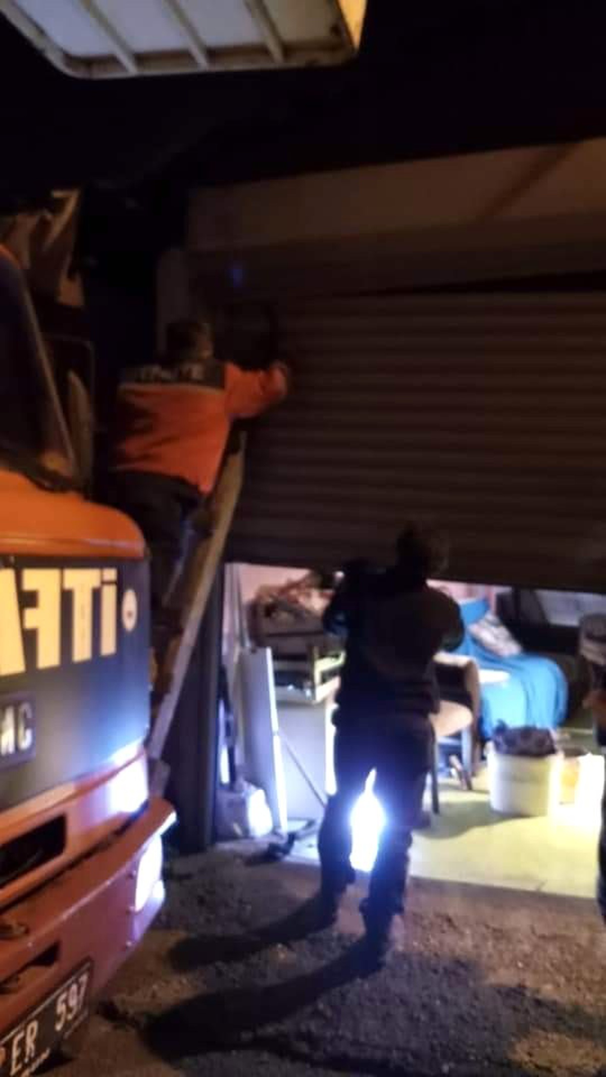 Garaja sıkışan kediyi ifaiye kurtardı