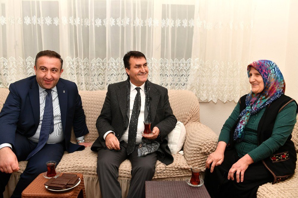 \'Gece gündüz, milletimizin emrinde ve hizmetindeyiz\'