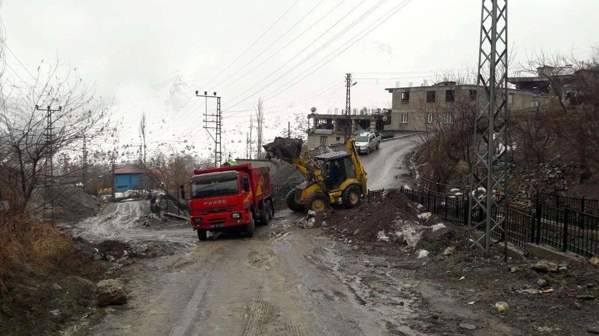 Hakkari\'de kış mevsimi etrafa atılan kömür külleri temizleniyor