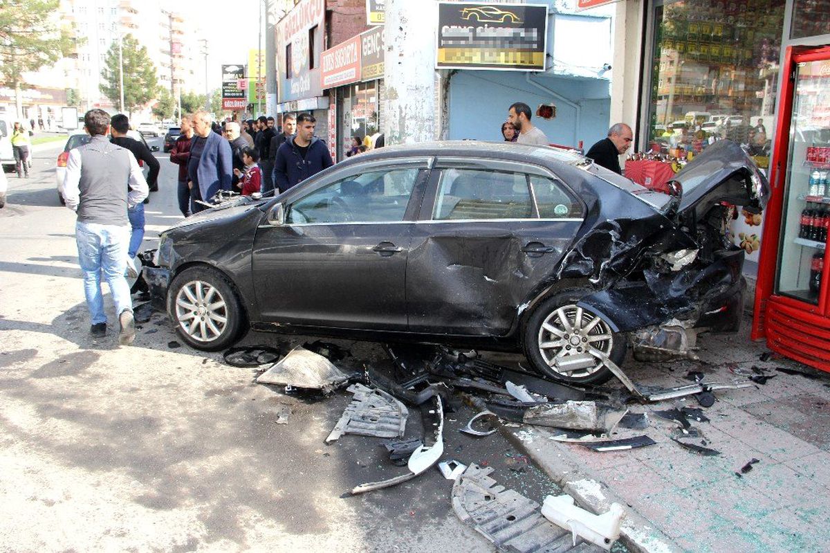 Hızını alamadı, park halindeki araca çarptı: 3 yaralı