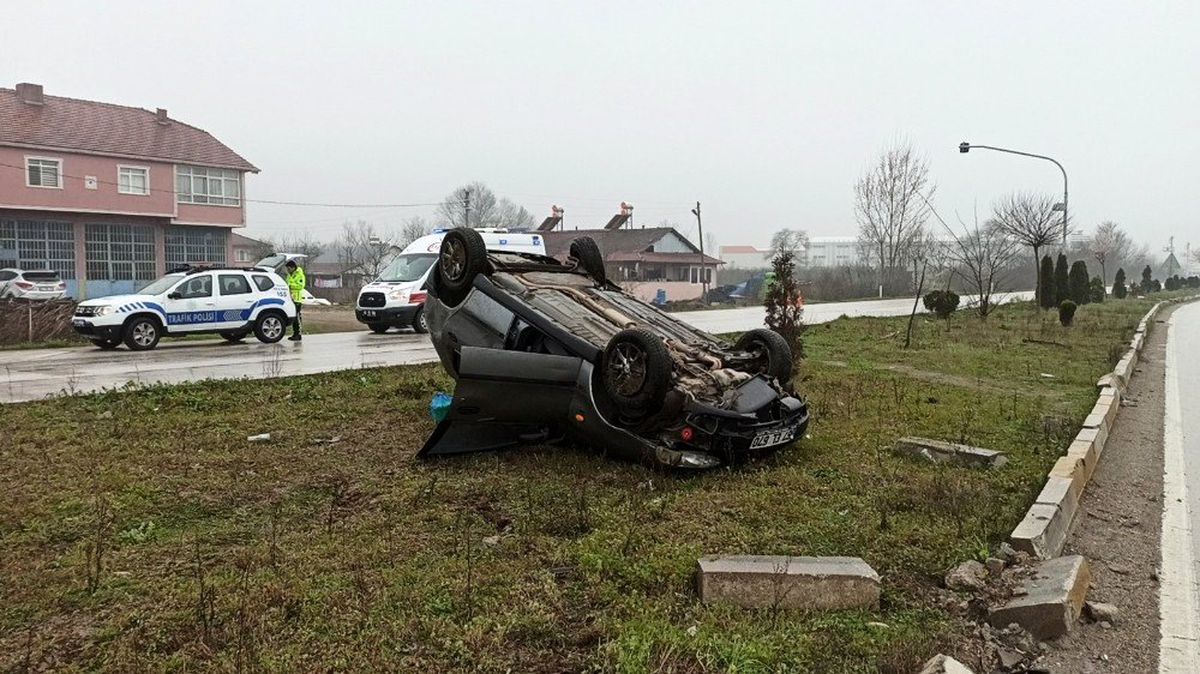 Işıkta duramayan otomobil refuje çarptı