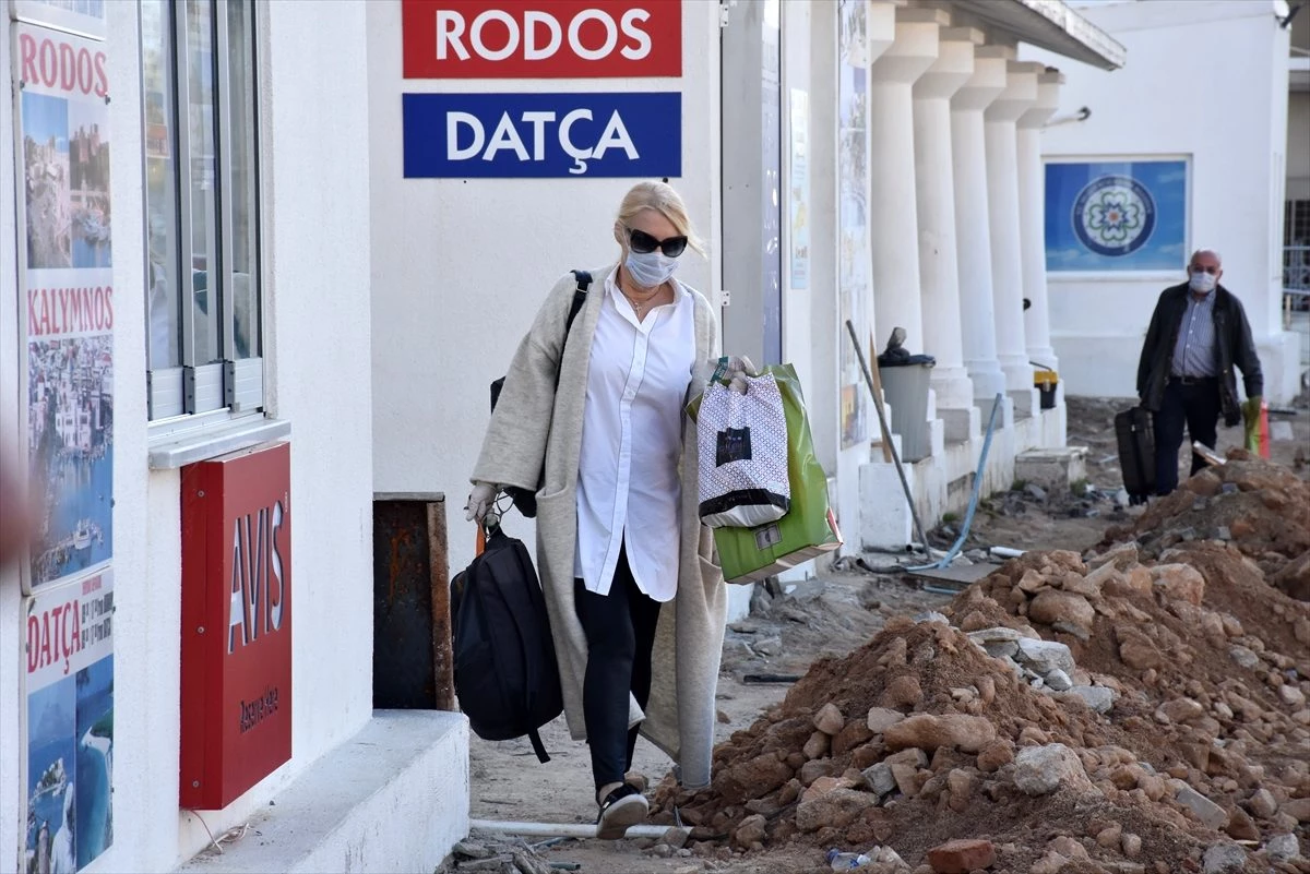 İstanköy Adası\'ndan feribotla Bodrum\'a getirilen yolcular sağlık kontrolünden geçirildi