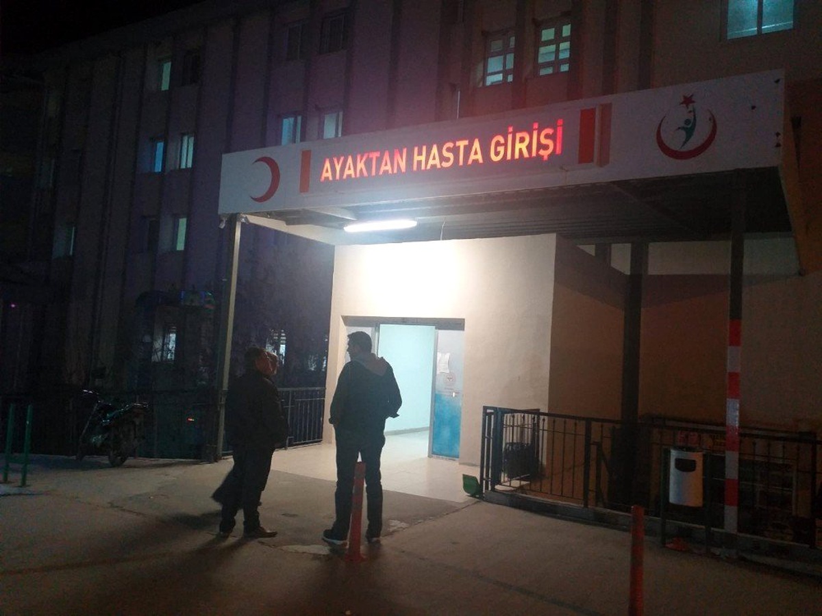 İzmir\'de gıda zehirlenmesi şüphesi: 13 kişi hastaneye başvurdu