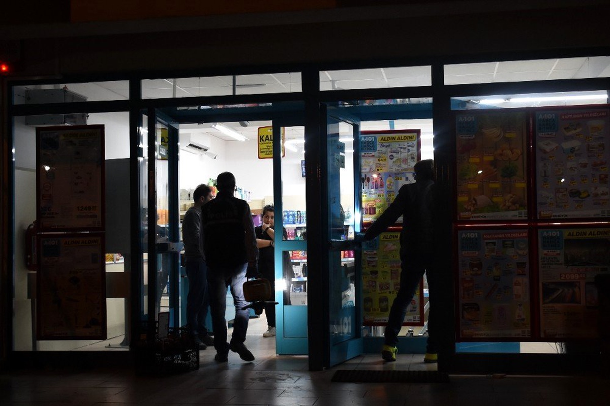 İzmir\'de marketler zincirinde silahlı soygun