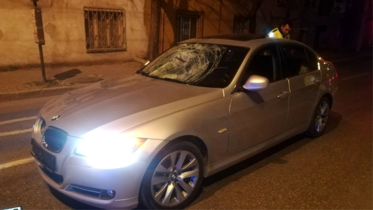 İzmir\'de otomobilin çarptığı yaya hayatını kaybetti
