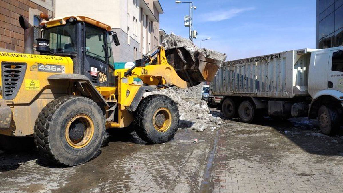 Karlıova\'da caddelerde kalan son karlar temizleniyor