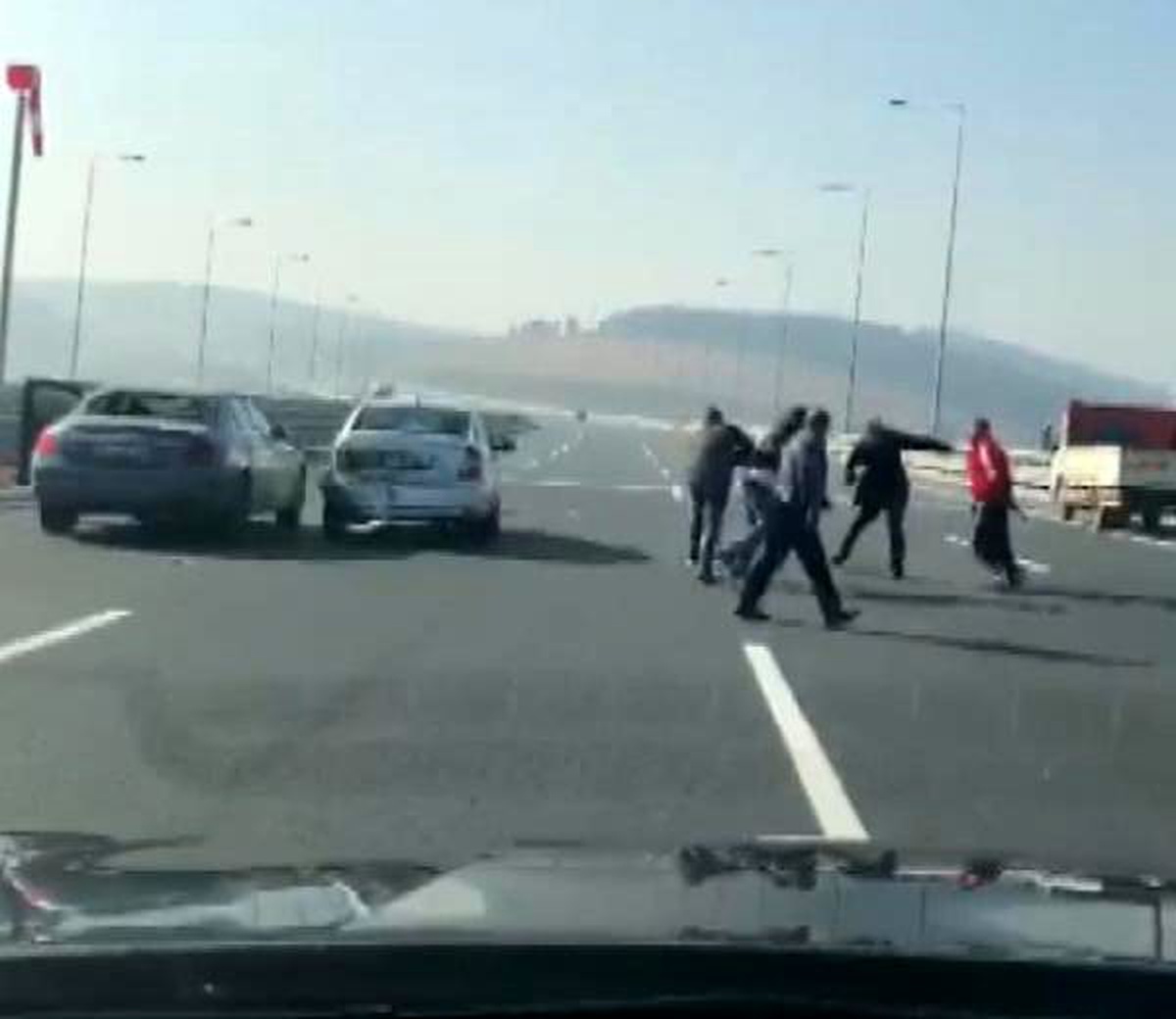 Kaza sonrası tekme ve yumrukların havada uçuştuğu kavga kamerada