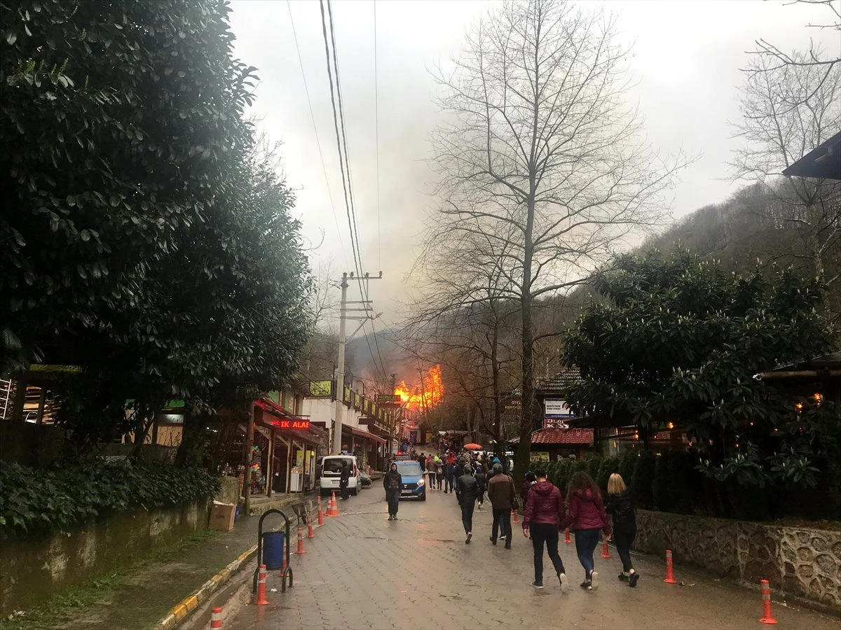 Kocaeli\'de restoranla otel inşaatındaki yangın söndürüldü