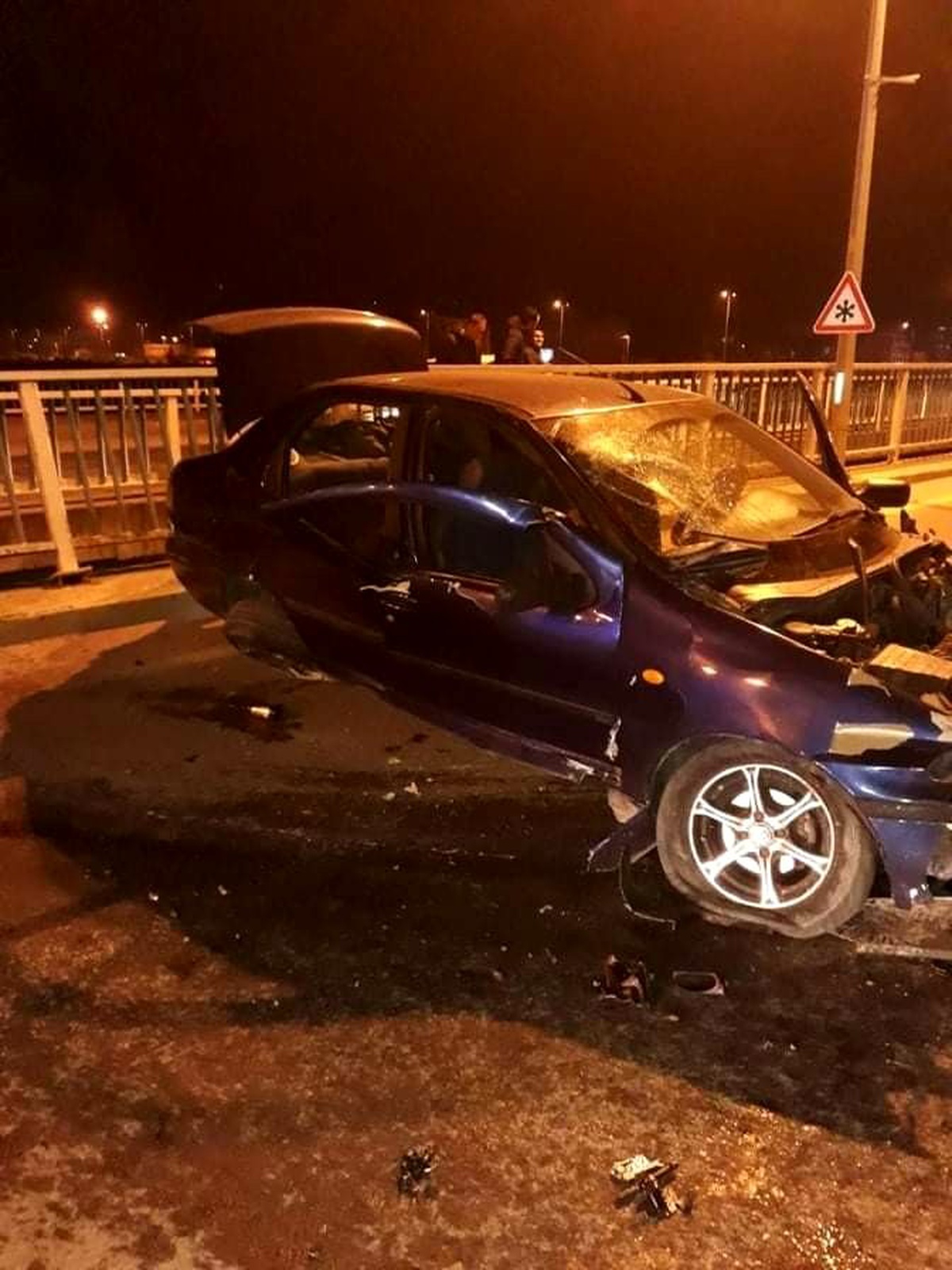 Köprünün korkuluklarına çarparak durabildi; 5 yaralı