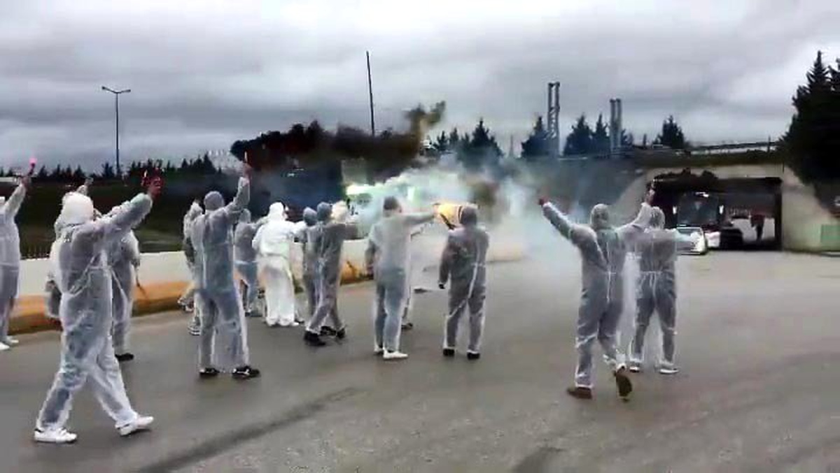 Korona virüs nedeni ile stada giremeyen taraftarlar takım otobüsünü böyle uğurladı