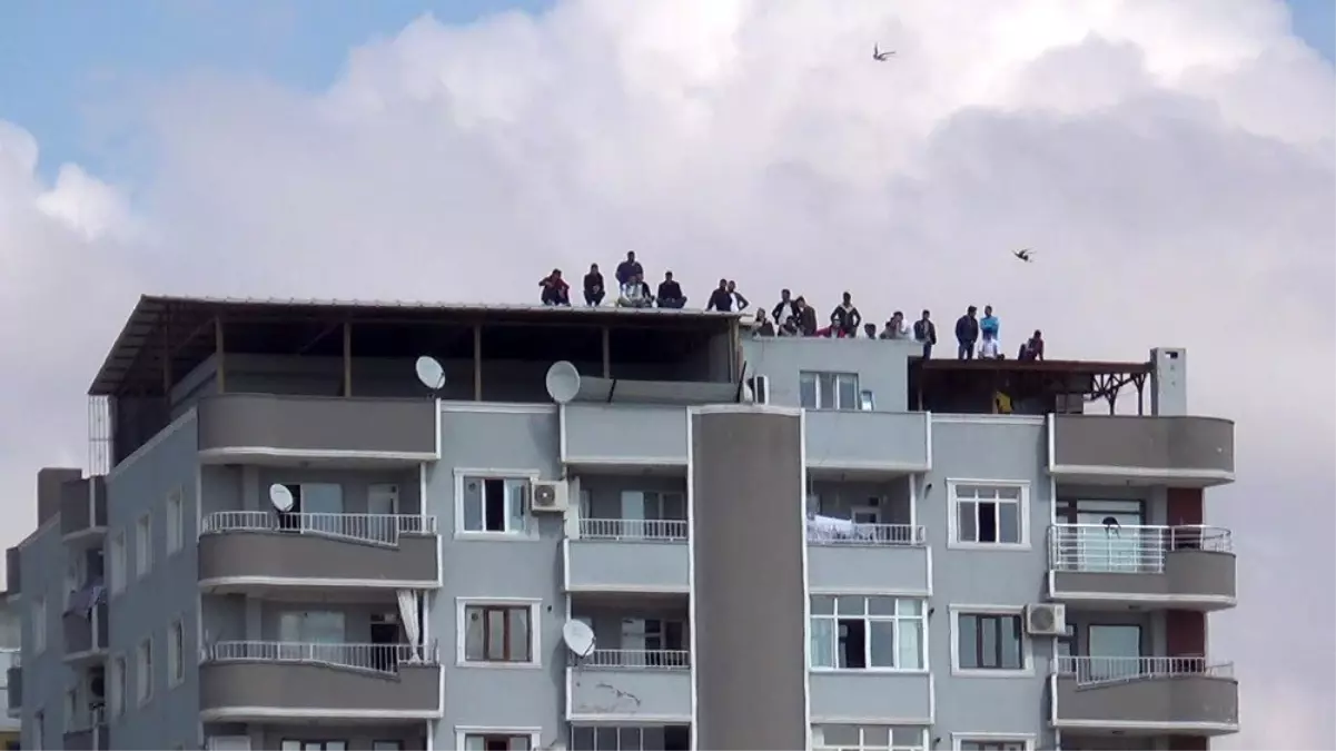 Korona virüs stadı kapattı, vatandaşlar maçı çatılara çıkarak izledi