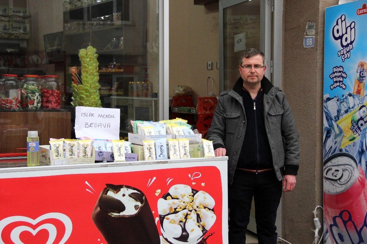 Koronaya karşı bedava ıslak mendil dağıtıyor
