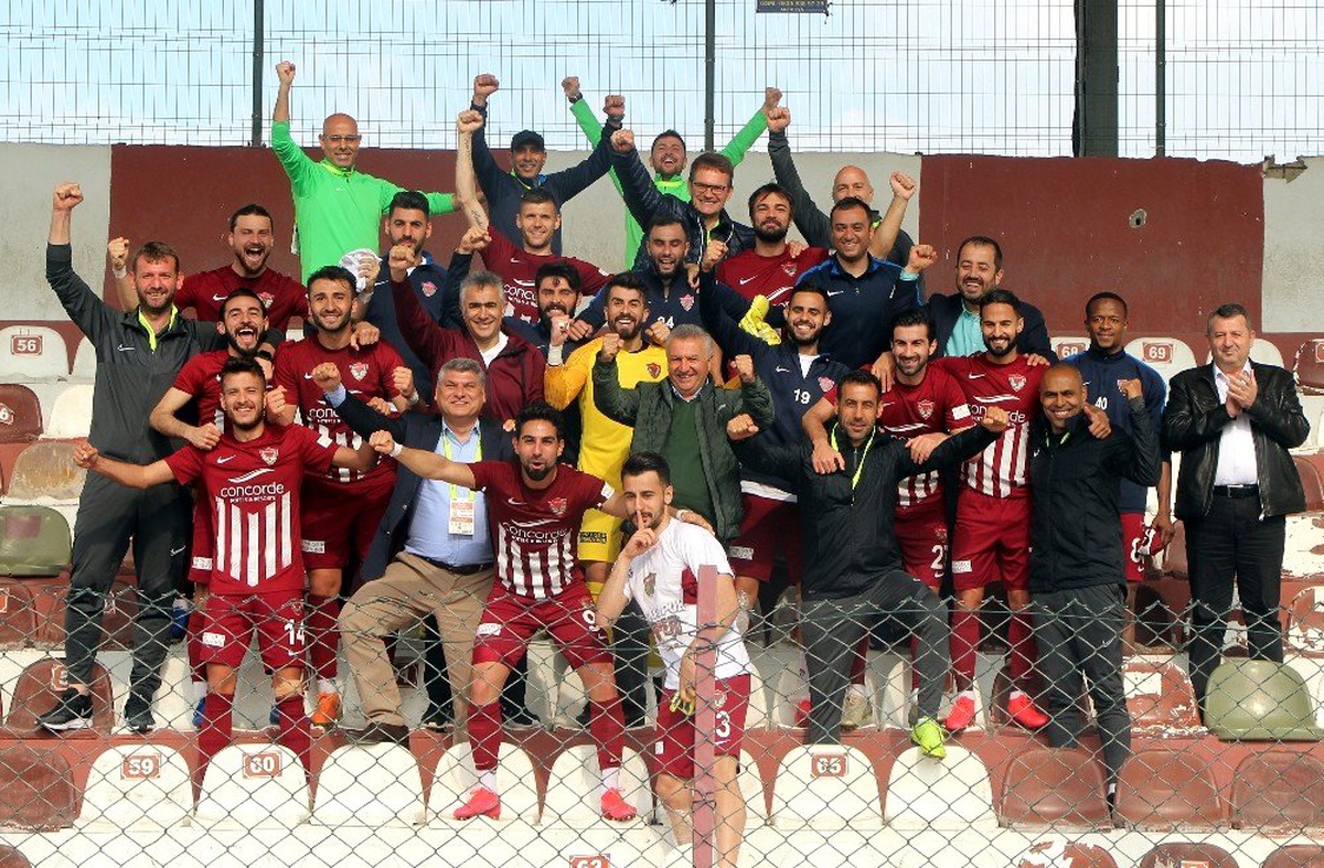 Maçın ardından futbolcular tribüne çıktı
