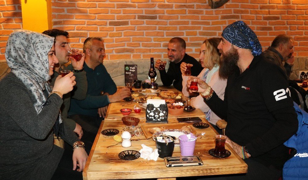 Mavi Fularlılar, Van\'ın çay kültürünü yaşatmaya çalışıyor