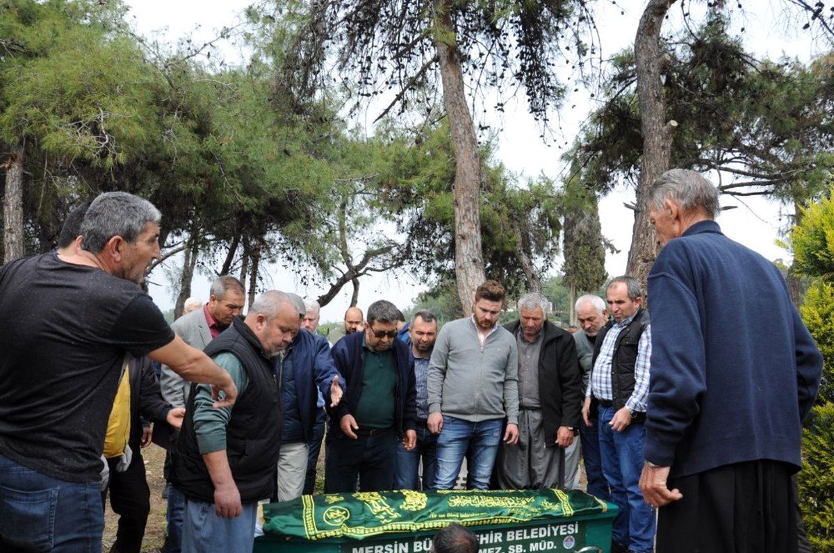 Mersin\'deki yangında balkondan düşerek ölen kadın toprağa verildi