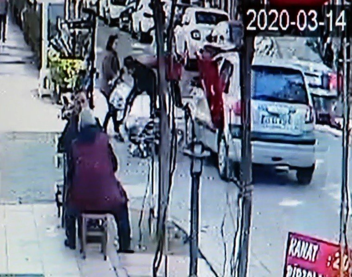 Motosikletli gençler ölümden kıl payı kurtuldu