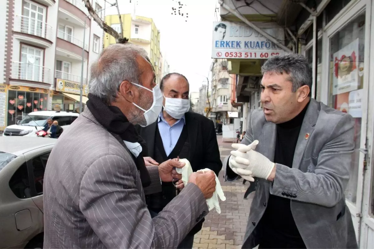 Muhtar, korona virüsüne karşı maske ve eldiven dağıttı