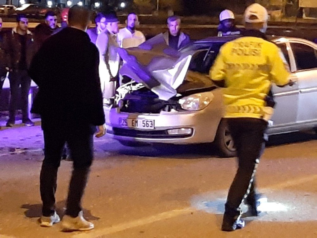 Otomobil tır\'a arkadan çarptı; 1 yaralı