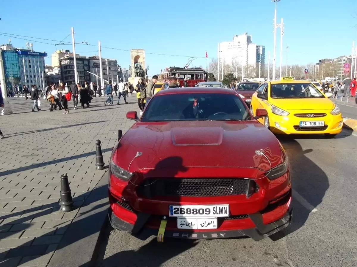 (ÖZEL) Taksim\'de lüks aracının egzozundan susturucuyu çıkaran adama para cezası