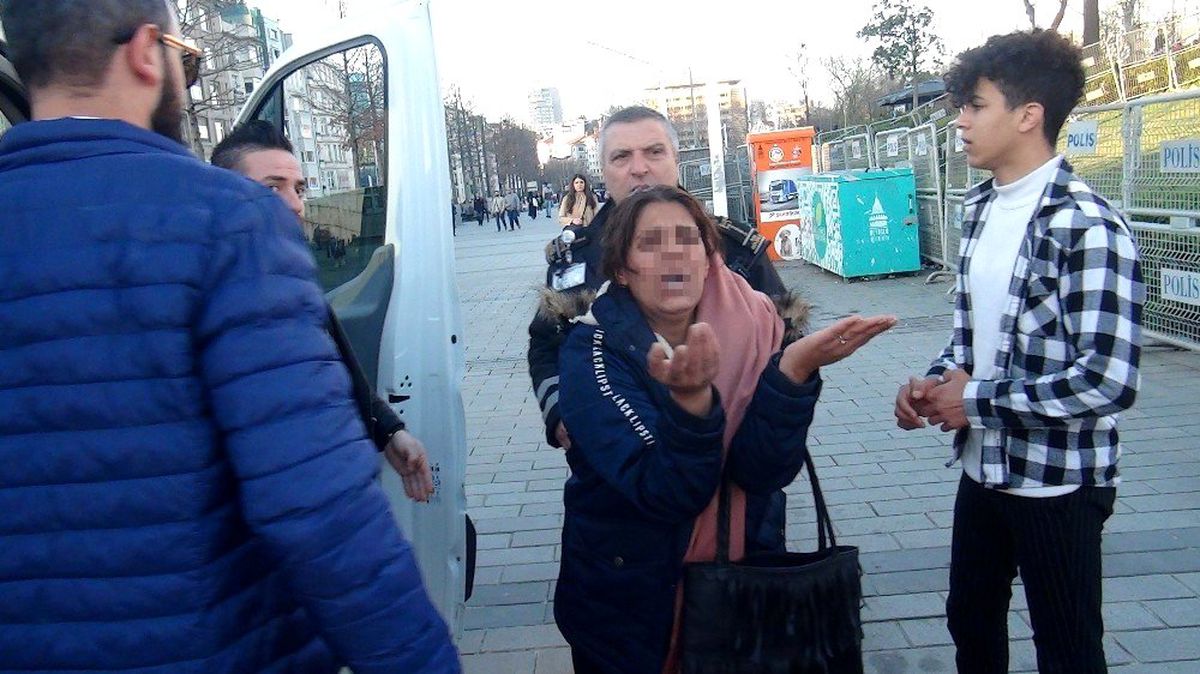 (Özel) Taksim\'de yürüyen merdivende cüzdan hırsızlığı