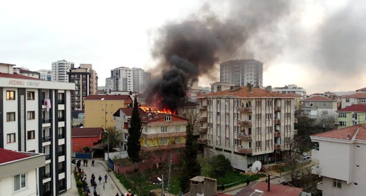 (Özel) Tuzla\'da 3 binanın çatı katları alev alev yandı