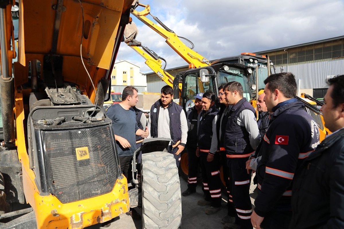 Pamukkale Belediyesi ağır vasıta ve iş makinesi operatörlerine eğitim verdi