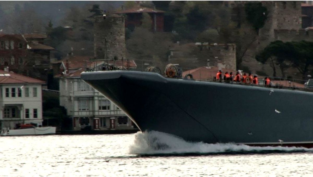 Rus savaş gemisi "Caesar Kunikov" İstanbul Boğazı\'ndan geçti