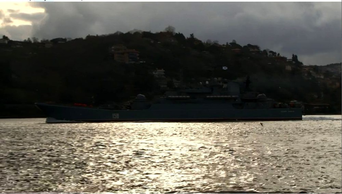 Rus savaş gemisi İstanbul Boğazı\'ndan geçti