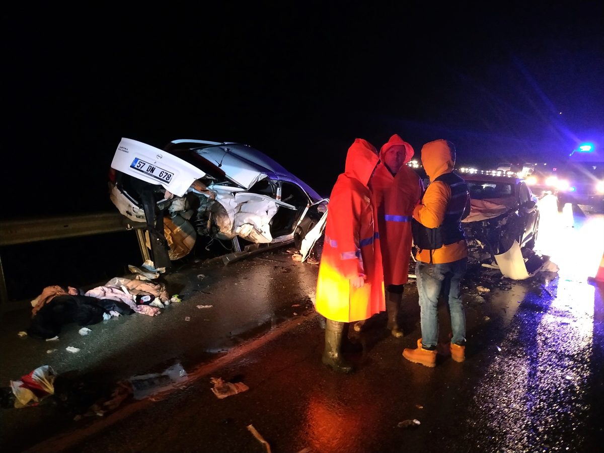 Sinop\'ta iki otomobil çarpıştı: 4 ölü, 6 yaralı
