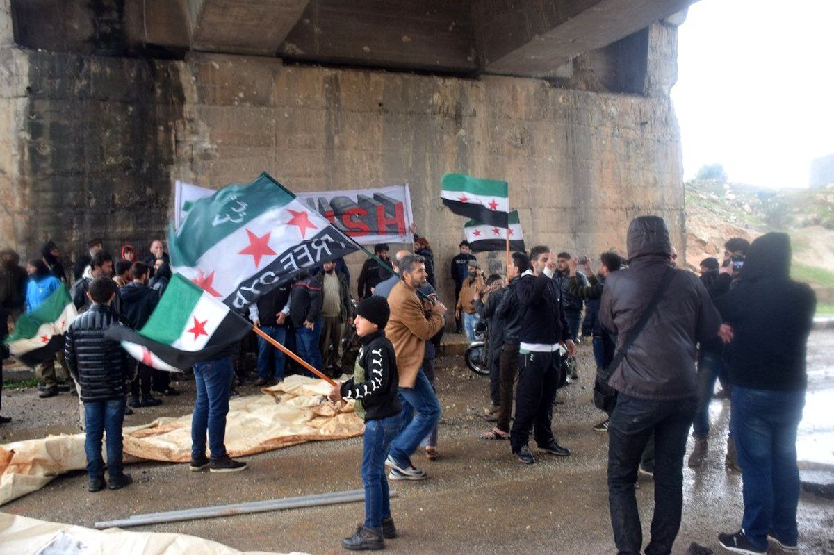 Suriyeliler M4 karayolunda devriye atan Rus askerlerini protesto etti