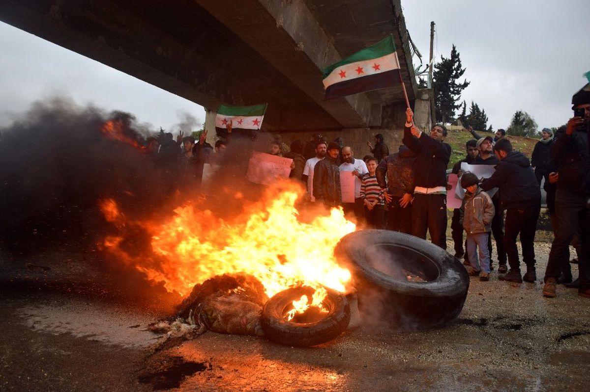 Suriyeliler M4 karayolunda devriye atan Rus askerlerini protesto etti