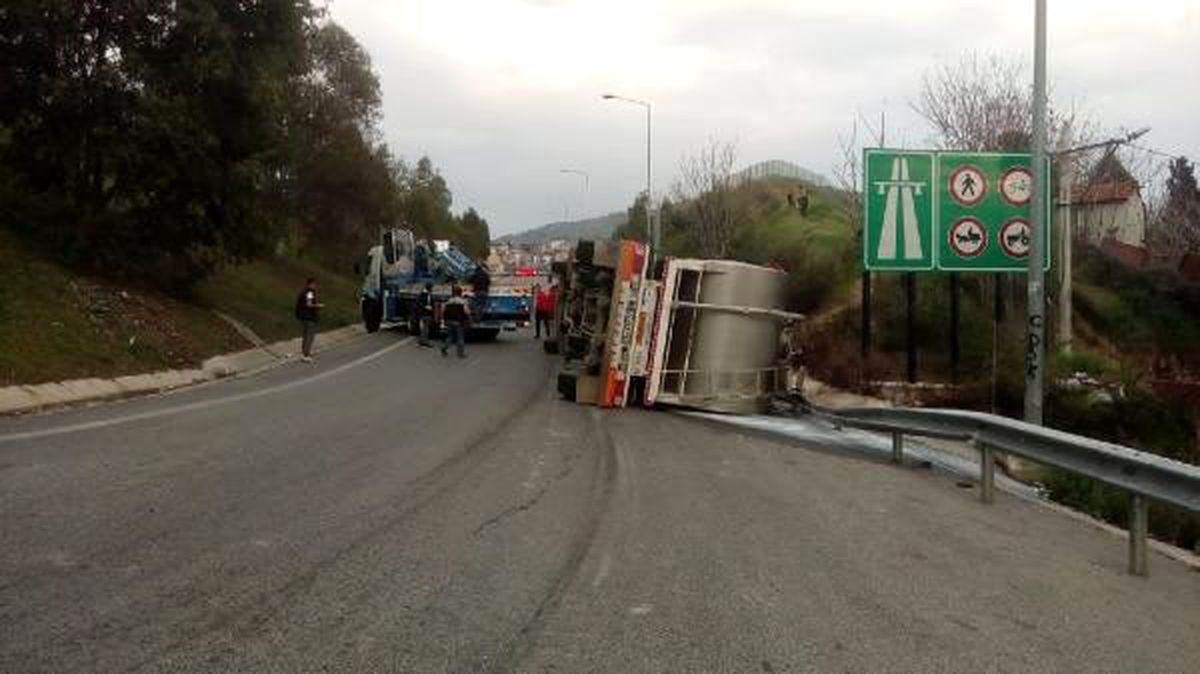 Süt yüklü TIR devrildi: 1 yaralı