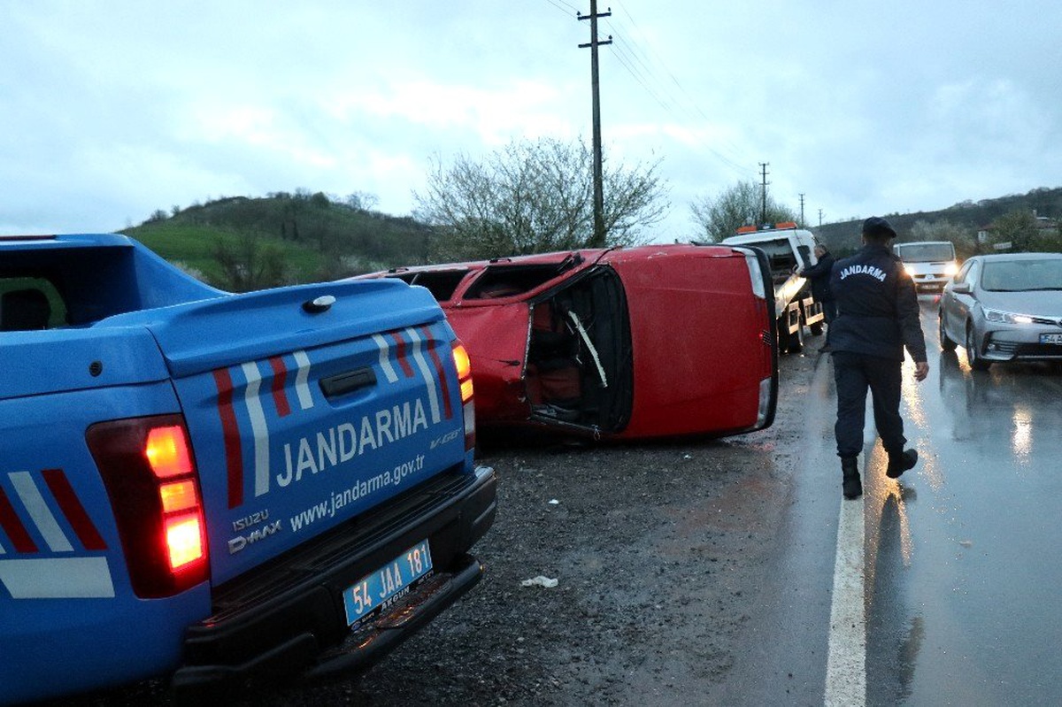 Takla atarak hurdaya dönen otomobilden yaralı kurtuldular