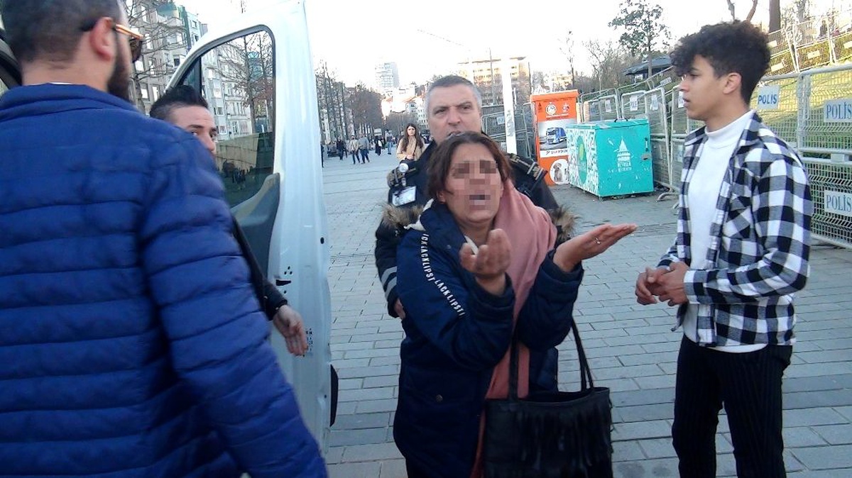 Taksim\'de yürüyen merdivende cüzdan hırsızlığı