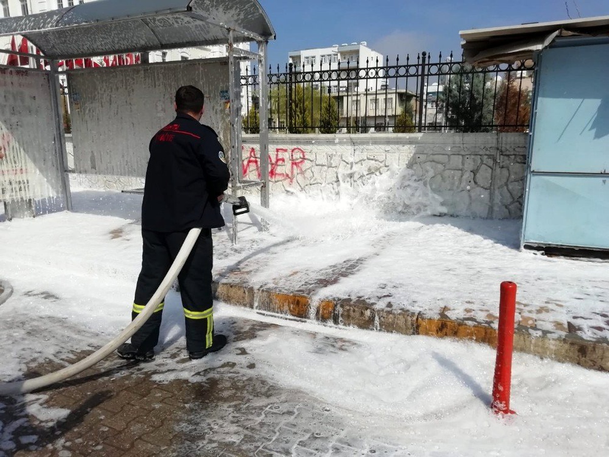 virüse karşı kaldırım ve duraklar köpüklü suyla temizlendi