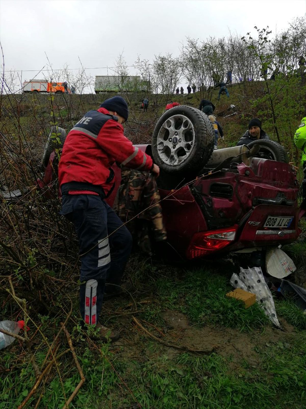 Zonguldak\'ta devrilen otomobildeki 2 kişi yaralandı